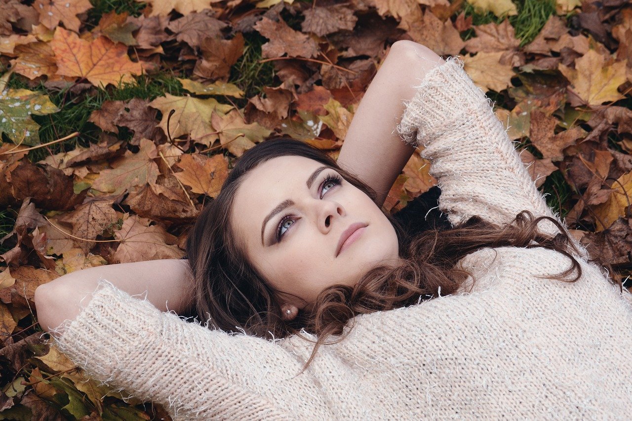 psicoterapia psicodinamica breve - ragazza sdraiata su letto di foglie