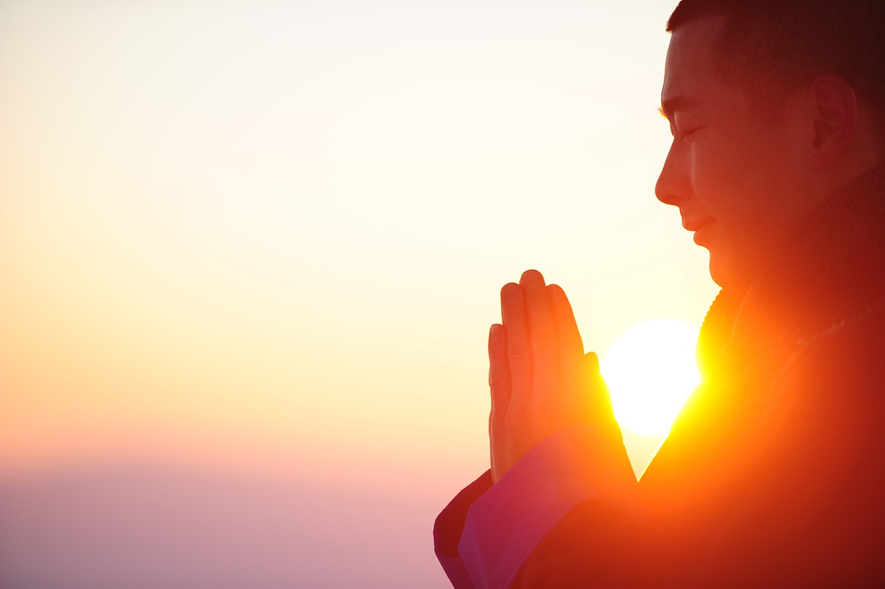 nascita della mindfulness - monaco al tramonto